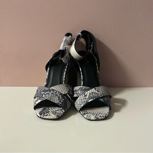 Qupid NIB Gray/Cream Snakeskin Faux Leather Peep Toe Ankle Strap Block Heel Sz 6